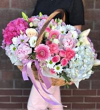 Цветочная композиция из Розы, Хризантемы, Пионы и Лизиантусы в корзине в Стародубском