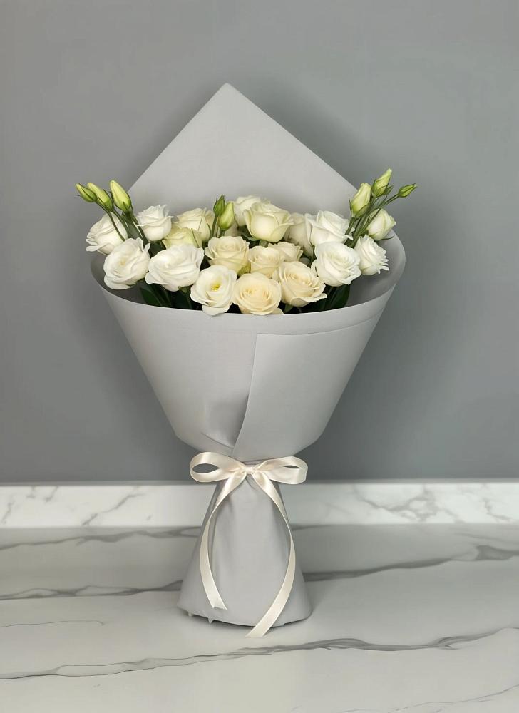 Букет цветов из: Розы и Лизиантусы в Стародубском