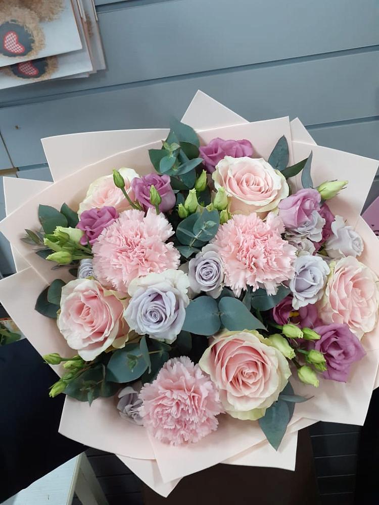 Букет цветов из: Розы, Гвоздики и Лизиантусы в Стародубском