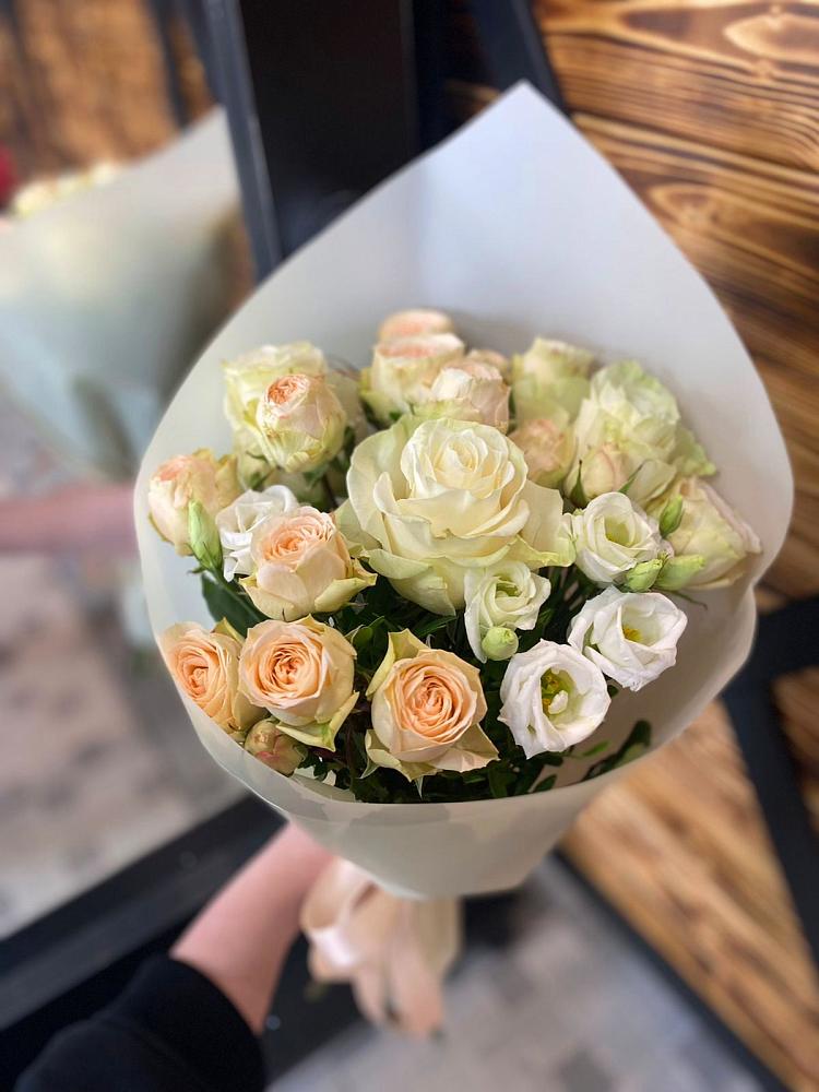 Букет цветов из: Розы и Лизиантусы в Стародубском